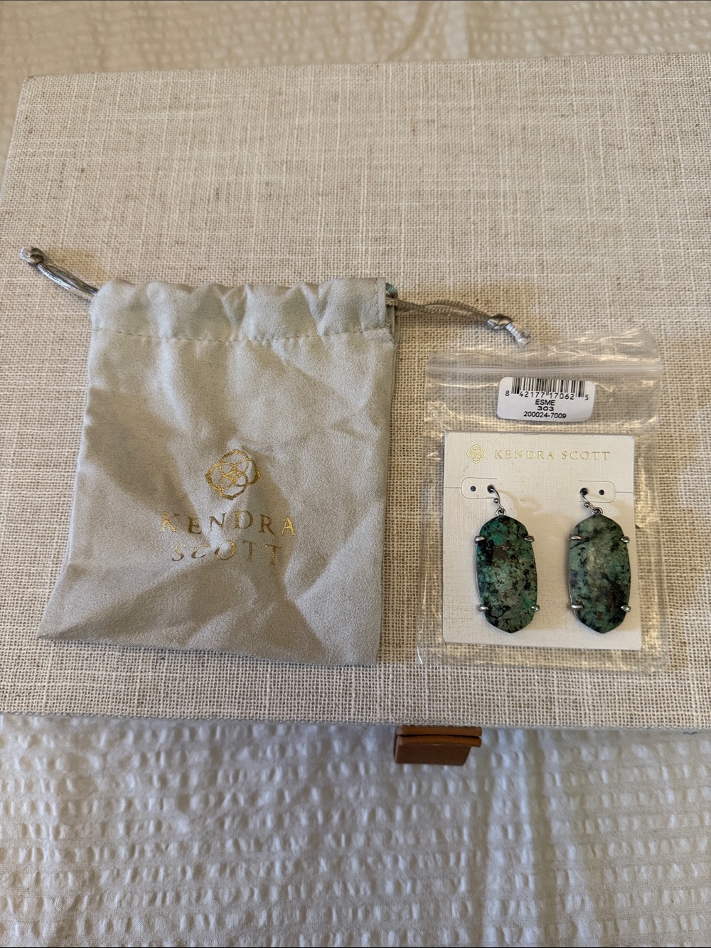 Kendra Scott Esme Earrings in green stone - NWT and cloth bag!